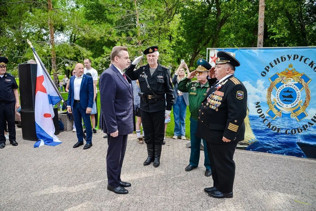    Тельняшки и Андреевские флаги. В Оренбурге отметили День Военно-морского флота Белов Михаил Александрович