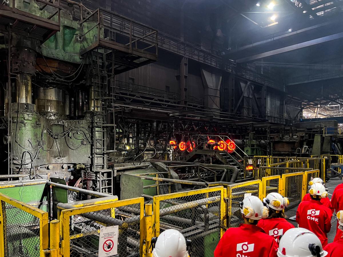 Экскурсия по цеху производства железнодорожных колесе завода ВМЗ ОМК. Фото автора.