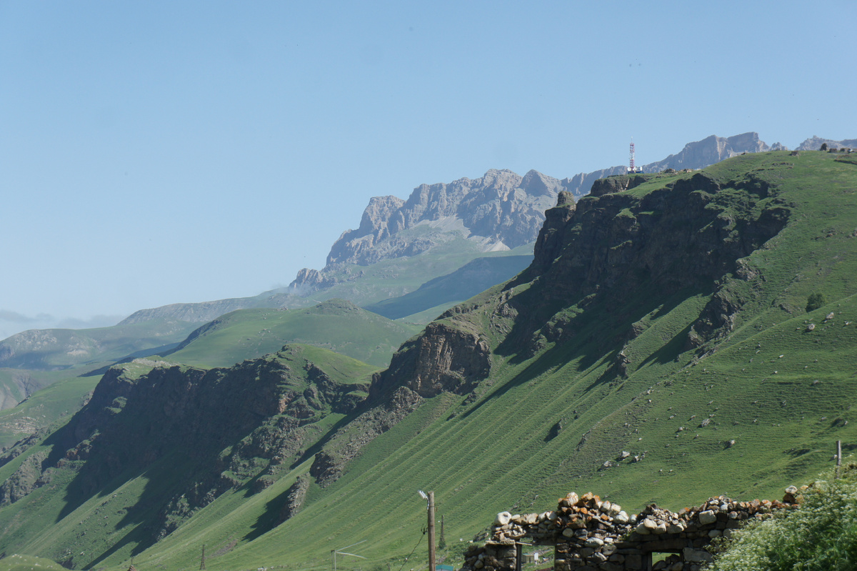 Оставляем позади и Дунту, и Камунту (село справа на горе) →