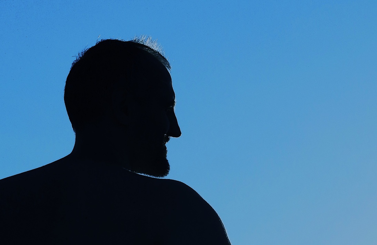 Мужчина на фоне неба. Грузия.