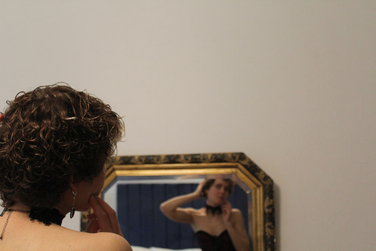 Фото женщины с зеркалом. Грузия, Тбилиси