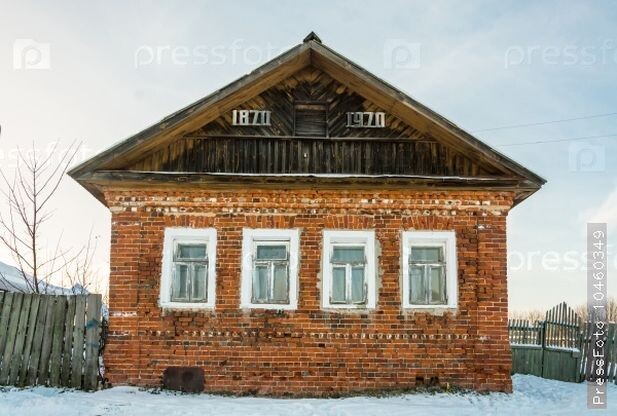 Старый дом, 1870 года выпуска. Стоит 154 года без ремонта (см. состояние фасада) и не крякает