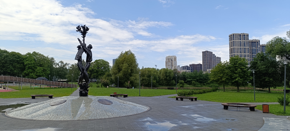 Памятник дружбы континентов в парке дружбы в Москве. Писал публикацию, гуляя в этом парке. Метро речной вокзал. Москва. Фото авторское.