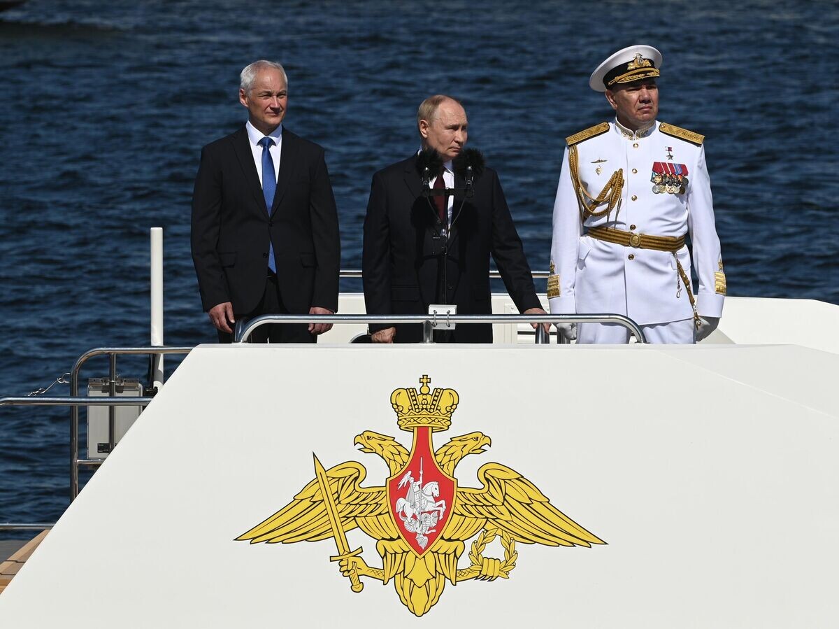    Президент РФ, верховный главнокомандующий Владимир Путин, министр обороны РФ Андрей Белоусов и главнокомандующий Военно-морским флотом России Александр Моисеев на Главном военно-морском параде по случаю Дня Военно-морского флота РФ© РИА Новости / POOL