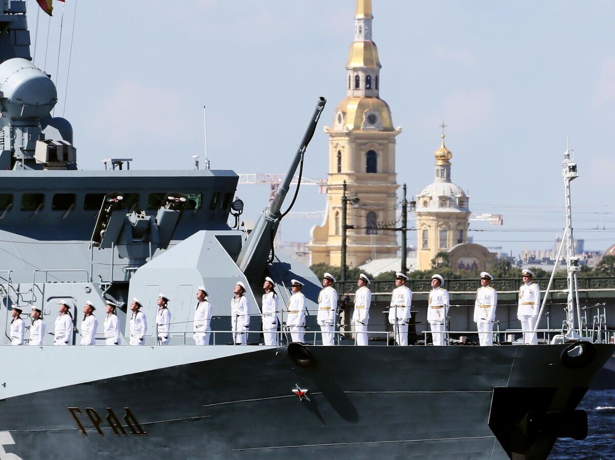    Малый ракетный корабль 3-го ранга "Град" проекта 21631 "Буян-М" на Главном военно-морском параде в Санкт-Петербурге по случаю Дня Военно-морского флота РФ© РИА Новости / Михаил Киреев