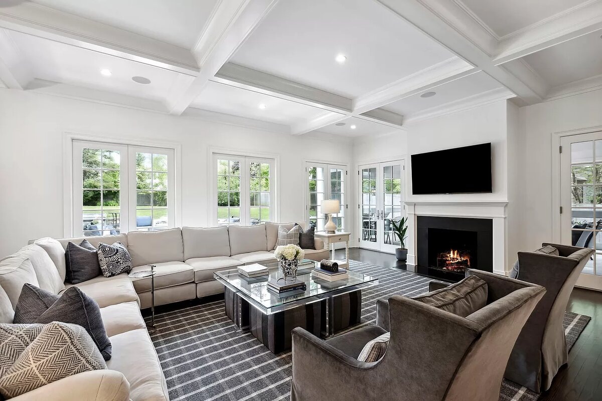 Интерьер после хоумстейджинга. Гостиная, объединенная с кухней дома из фильма "Один дома"