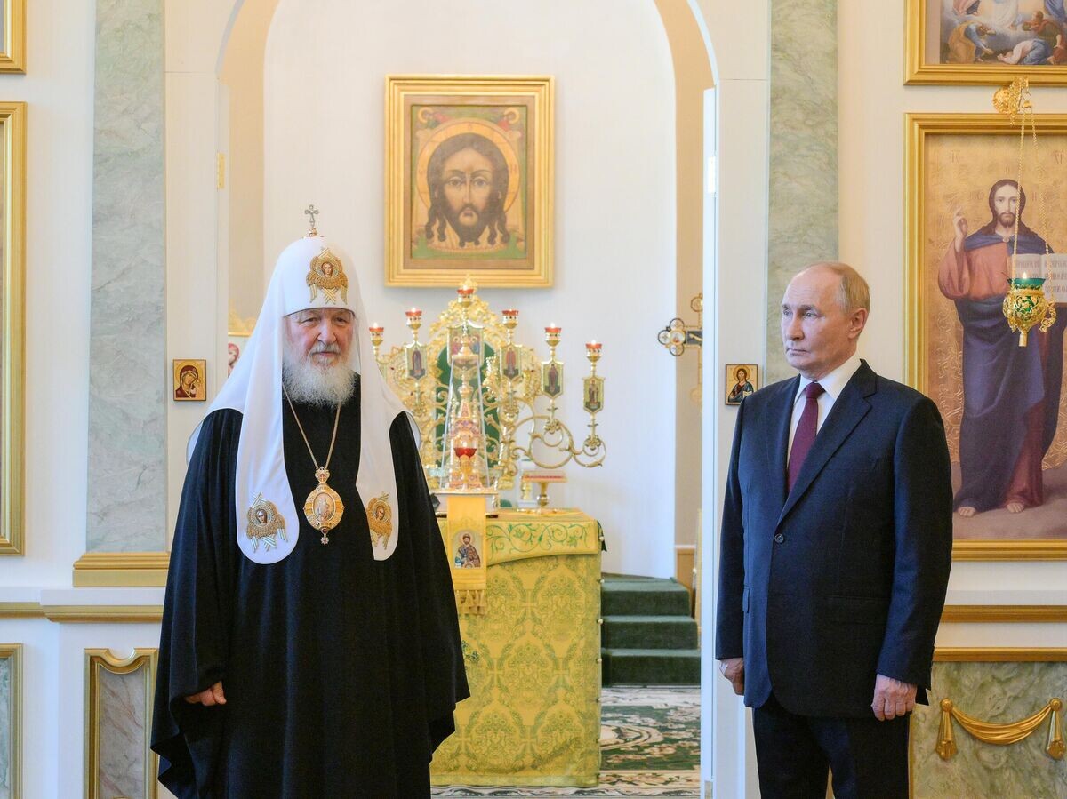    Президент РФ Владимир Путин и патриарх Московский и всея Руси Кирилл в Благовещенской церкви Александро-Невской лавры в Санкт-Петербурге© РИА Новости / Алексей Даничев