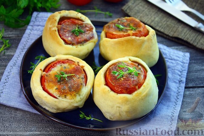 помидоры, тесто для пиццы (готовое), ветчина, сыр моцарелла для пиццы, масло оливковое, орегано, соль, перец чёрный молотый