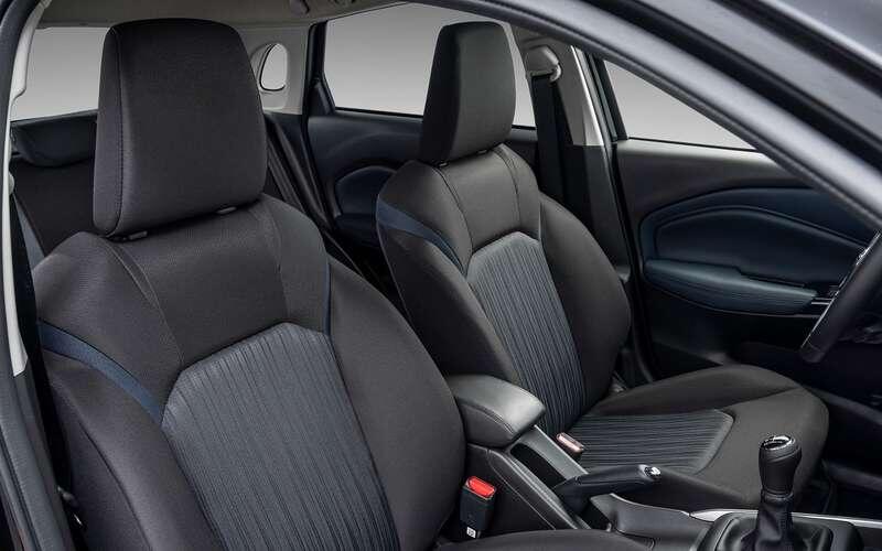    Интерьер Toyota Starlet Cross