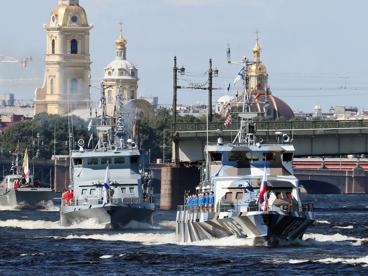    Катер специального назначения "П-474" проекта 21980 "Грачонок" на Главном военно-морском параде в Санкт-Петербурге по случаю Дня Военно-морского флота РФ© РИА Новости / Михаил Киреев