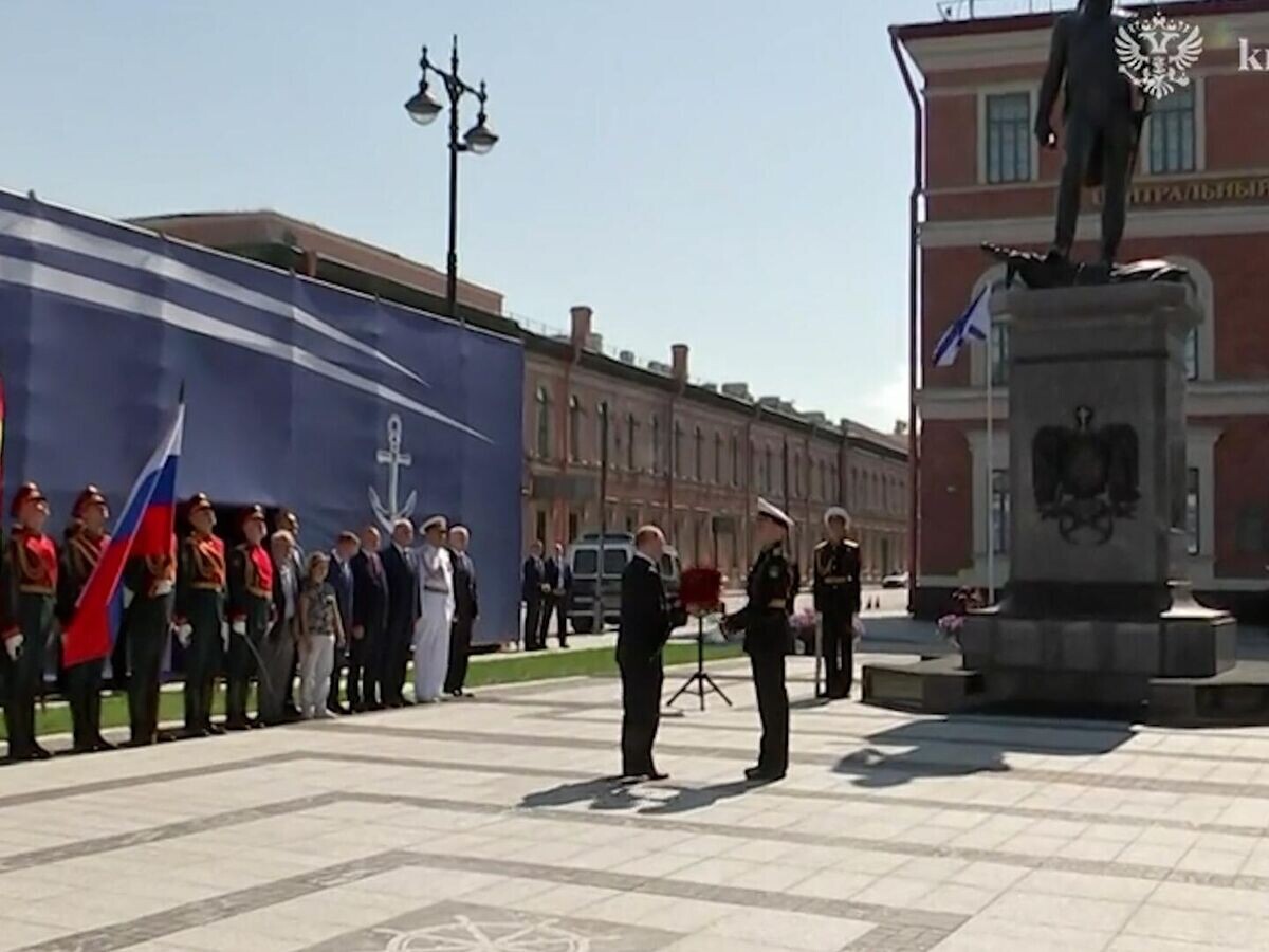    Путин на открытии памятника адмиралу Федору Ушакову в Санкт-Петербурге© Пул
