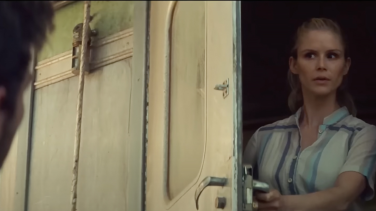 Кадр из фильма "Ловя пыль"