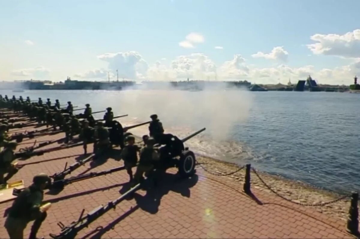    Президент на катере и адмирал КНР.