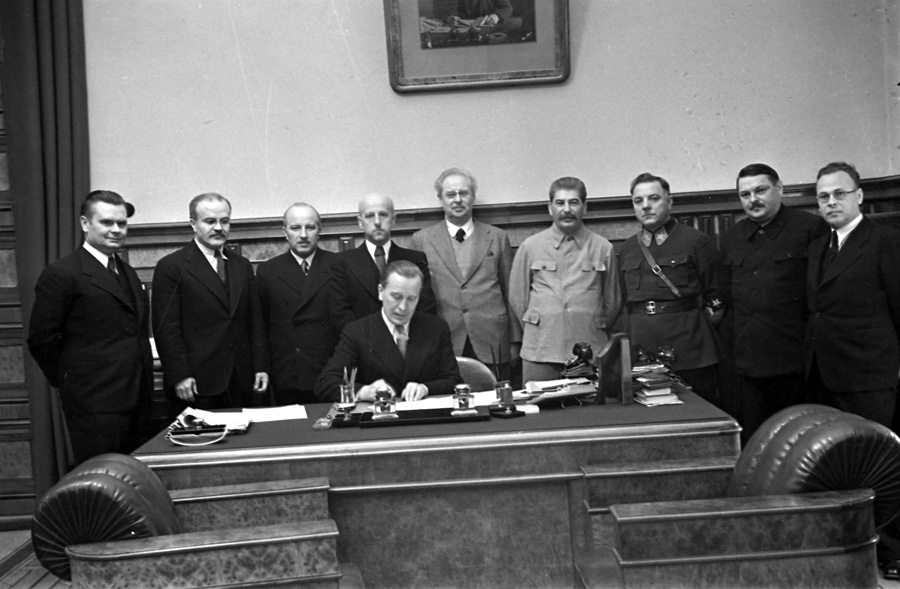 Подписание советско-литовского договора о взаимо­помощи и передаче Литве города Вильно и Виленской области
10 октября 1939 г. https://nakanune.rusarchives.ru/ru/podpisanie-sovetsko-litovskogo-dogovora-o-vzaimo-pomoschi-i-peredache-litve-goroda-vilno-i-vilenskoy