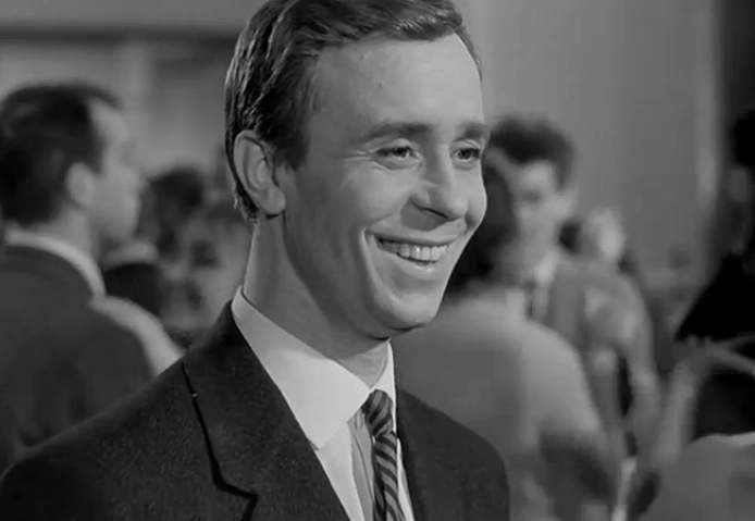 Кадр из фильма "Дайте жалобную книгу" (Источник: https://www.kino-teatr.ru/kino/movie/sov/1569/foto/i2/464027/)