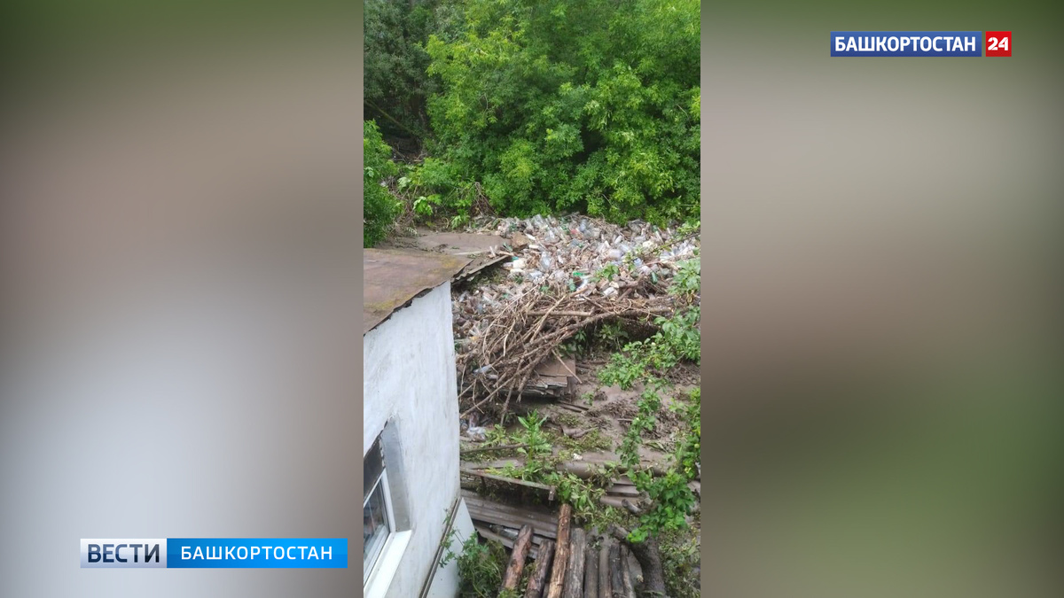    Складированный годами мусор принесло ливнями во дворы уфимцев