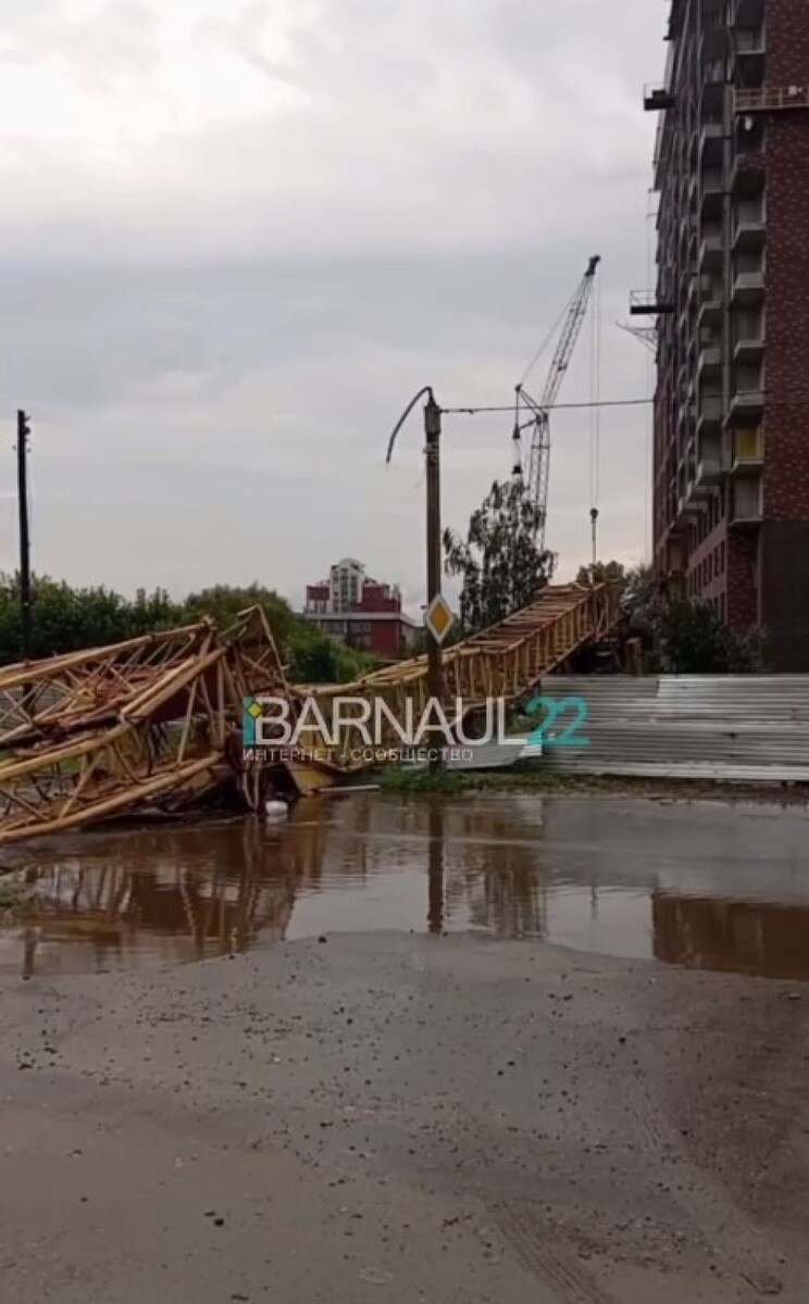    Упавший кран. Источник: кадр видео, t.me/barnaul22official