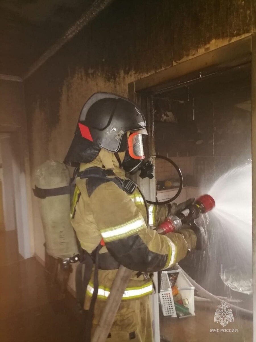    Пожар на улице Гвардейской. Источник: t.me/mchs_altkray