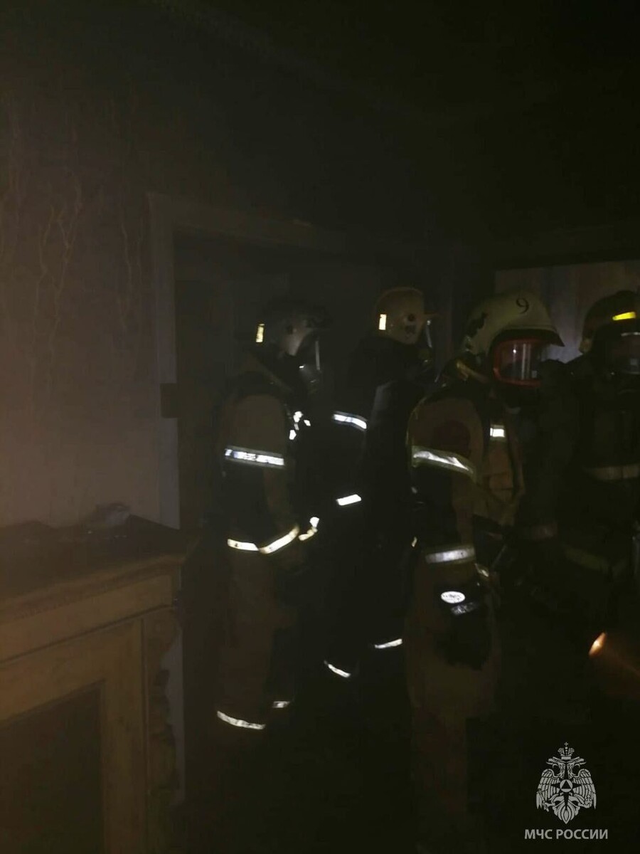    Пожар на улице Гвардейской. Источник: t.me/mchs_altkray