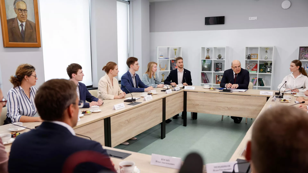 Мишустин рассказывает о технологическом суверенитете молодым ученым и специалистам в Новосибирске