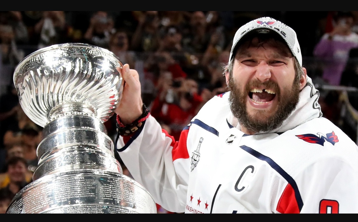 Российский нападающий «Вашингтона» Александр Овечкин занял второе место в рейтинге 25 лучших игроков НХЛ в XXI веке по версии ESPN.