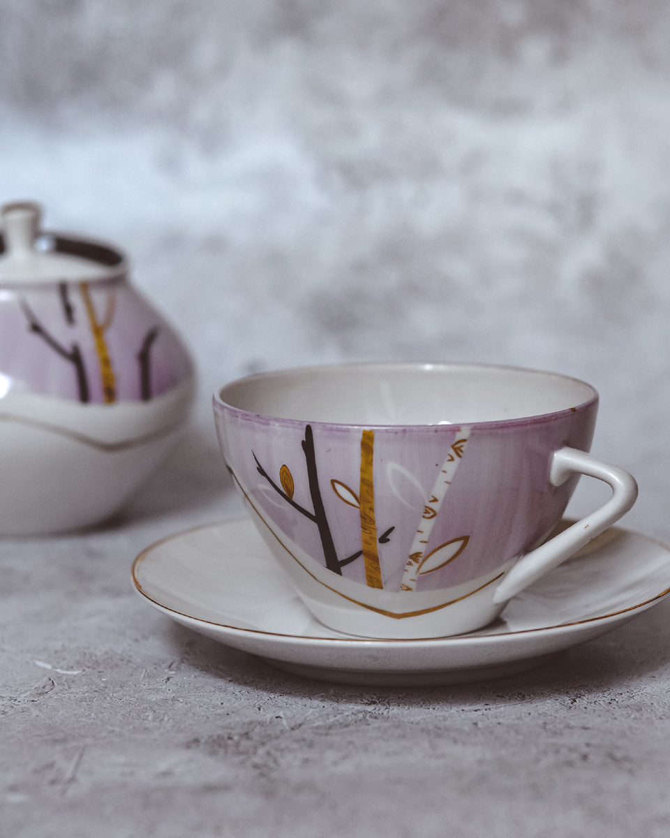 Чайная пара из сервиза «Ранняя весна», 1960-е, ЛФЗ. Автор формы «Утро» Владимир Лаврентьевич Семёнов, автор росписи Антонина Николаевна Семёнова.
Фото автора. 29 июля 2024 года