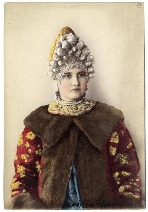 Самым знаменитым женским головным убором Псковщины является кокошник-шишак конусовидной формы, носившийся замужними торопчанками и жителями окрестных деревень (хотя встречаются сведения, что такие кокошники были в моде и у порховских купчих). Как и остальной костюм, он изготавливался из дорогих материалов, и, например, в 1860-х годах, самые дорогие кокошники стоить от 2000 до 7000 царских рублей серебром, что по тем временам было даже дороже недвижимого имущества