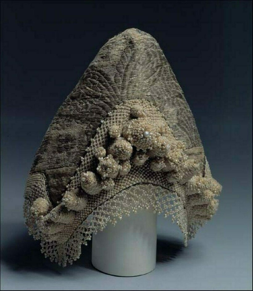 А во время приёма торопецкого купечества Екатериной II, кокошник купчихи Поджаровой стоил 40000 рублей. Из-за своей дороговизны некоторые семьи во время финансовых трудностей сдавали свои кокошники в аренду, что могло приносить немалый доход