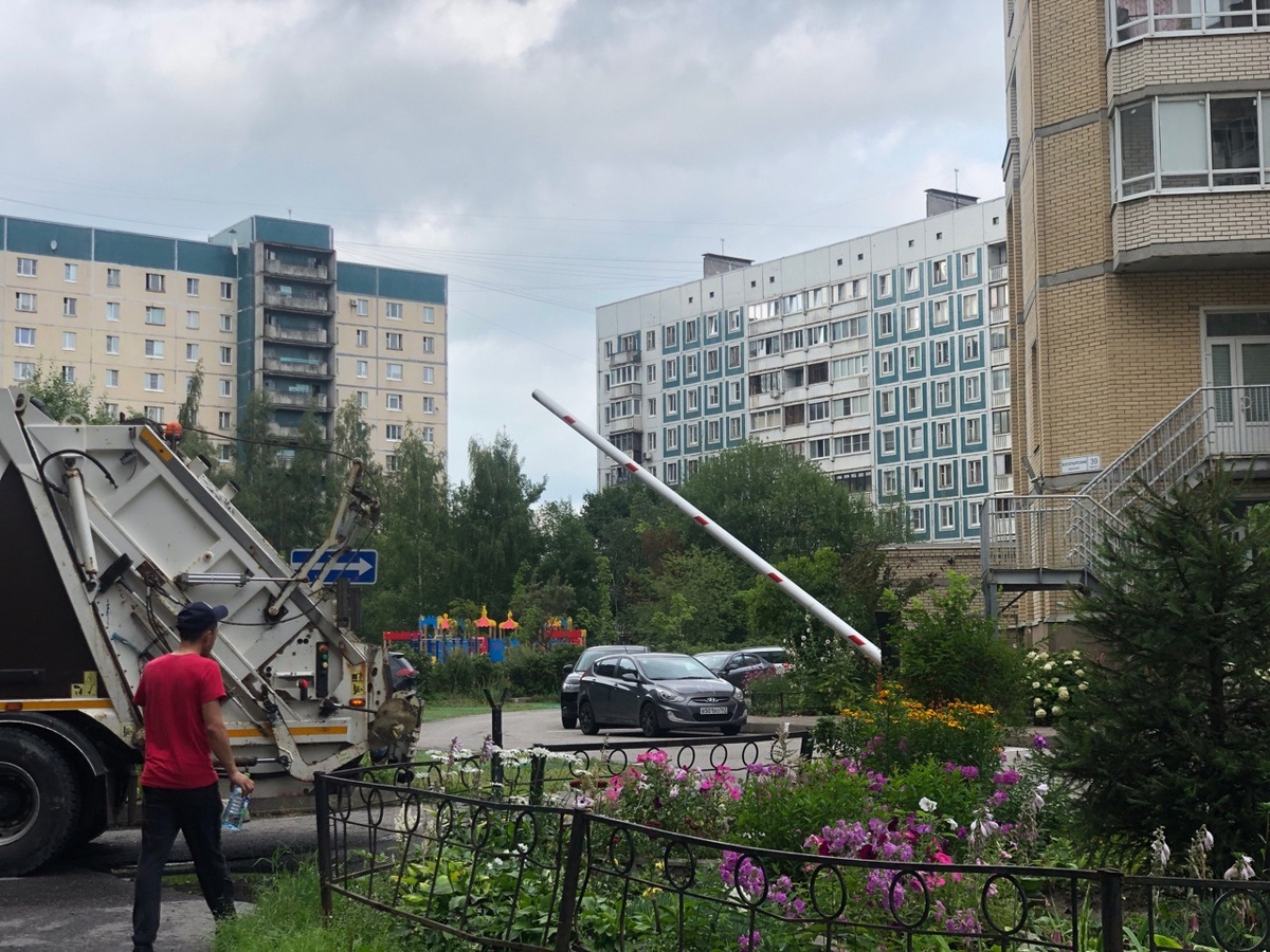 Мусоровоз заезжает в закрытый от посторонних машин двор