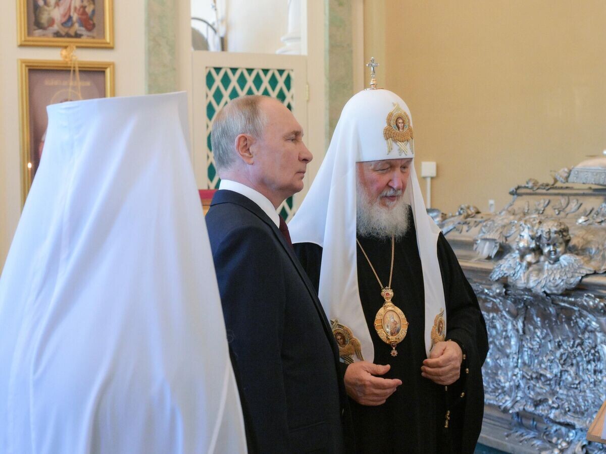    Президент РФ Владимир Путин и патриарх Московский и всея Руси Кирилл в Благовещенской церкви Александро-Невской лавры в Санкт-Петербурге© РИА Новости / Алексей Даничев