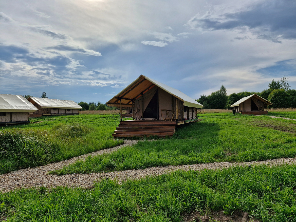 Отдельно стоящие домики на берегу водоёма 