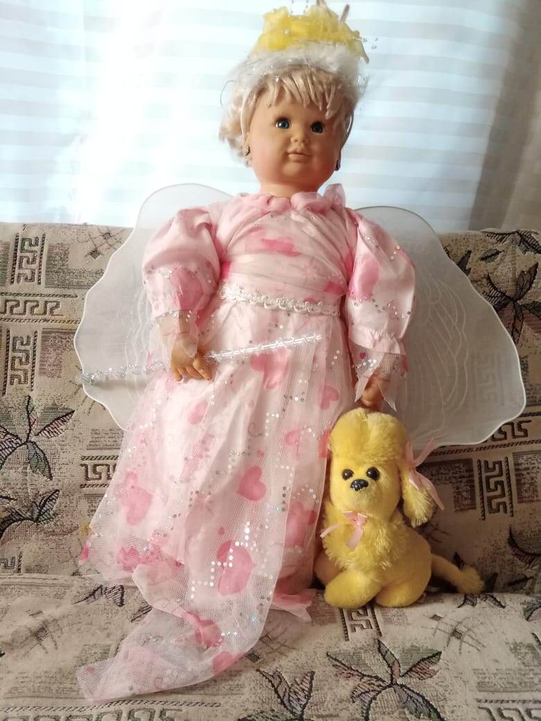 Куколка, детское платье, детские носочки ,крылышки , ободок , пластиковая палочка обмотанная,мишурой на проволоке, мягкая  собачка по кличке  дружок. Он верный друг.
