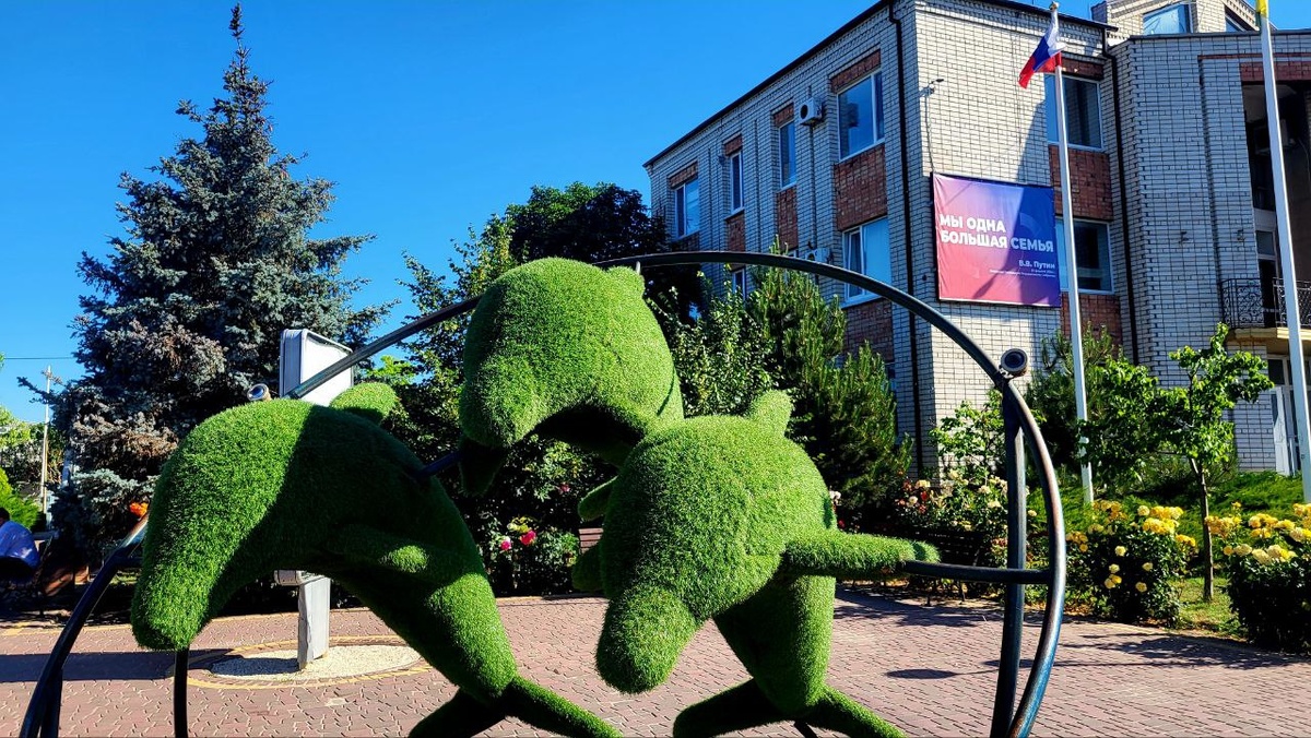 Красивая фото-зона с розами и дельфинами в центре Кирилловки. Фото автора.