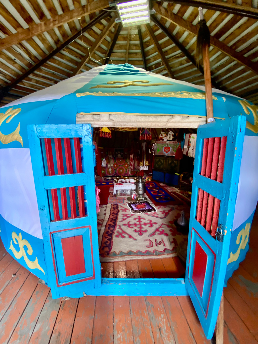 Юрта находится внутри железного купола, так она защищена от солнца,