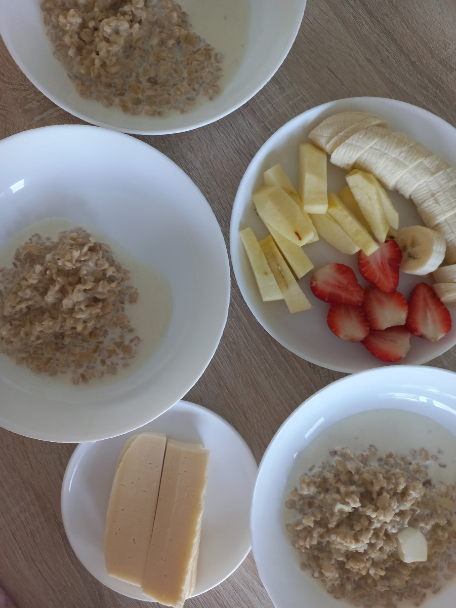 Овсяная каша на молоке, сыр, фрукты