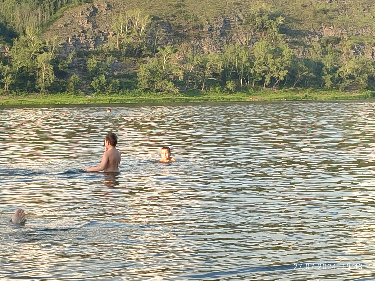 Паша, Вадим и чья-то нога торчит из воды