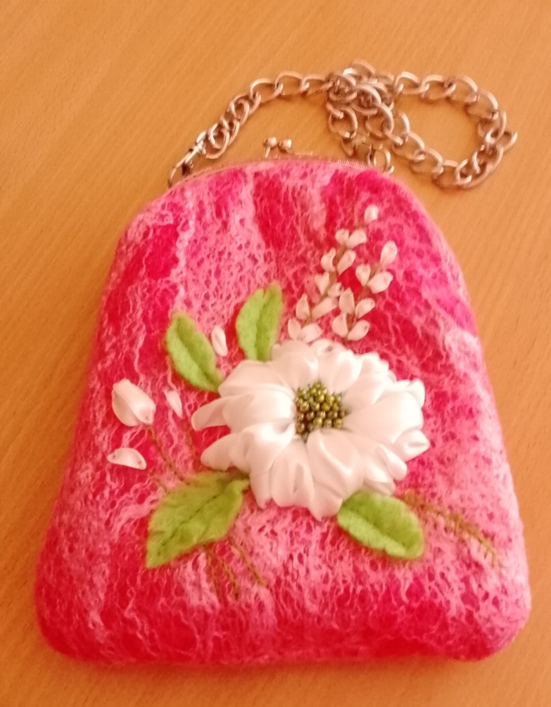 В наличии сумочки ручной работы с фермуаром и без, валяные, и из ткани. 