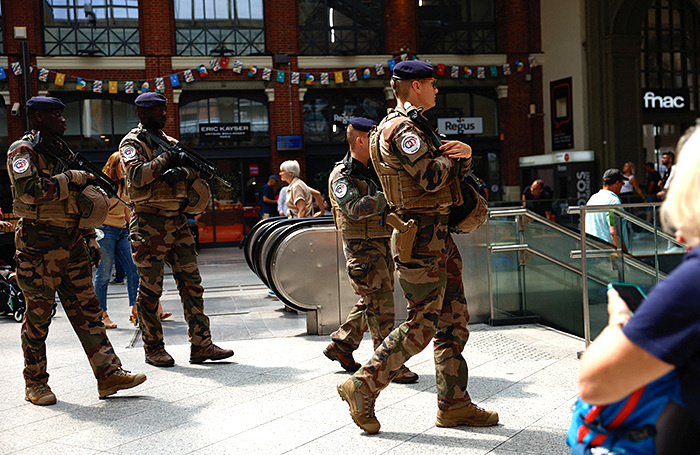    Спецназ на железнодорожной станции. Франция.Evelyn Hockstein/Reuters