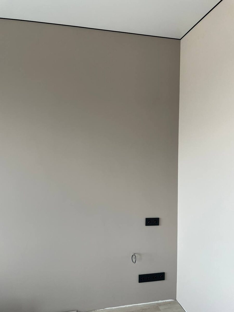 Стена с финишной отделкой, на которой кроме декоративных реек необходимо установить световые профили.