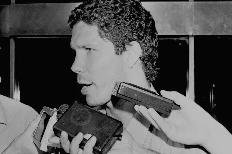 Диего Симеоне дает интервью 12.02.1992 после вылета из отбора к Олимпиаде