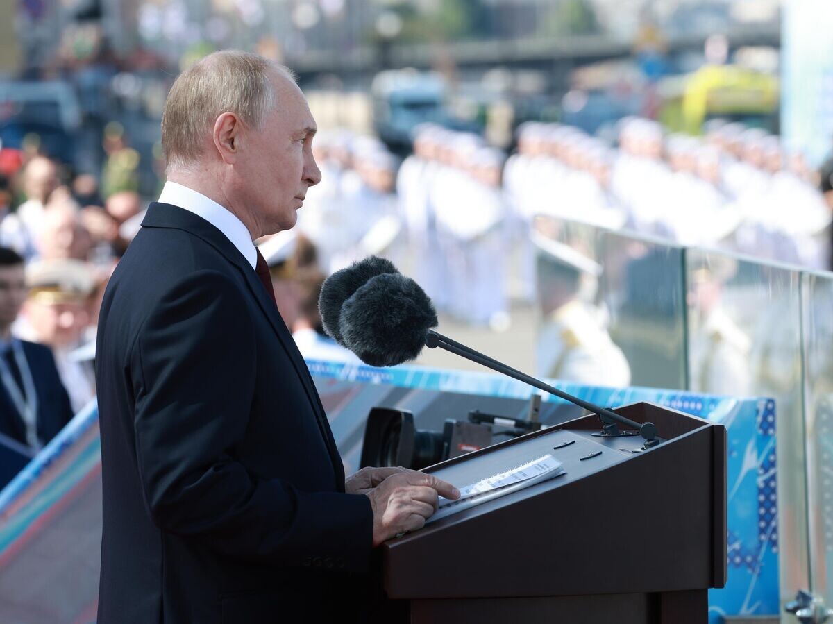    Президент РФ, верховный главнокомандующий Владимир Путин на Главном военно-морском параде по случаю Дня Военно-морского флота РФ© РИА Новости / POOL