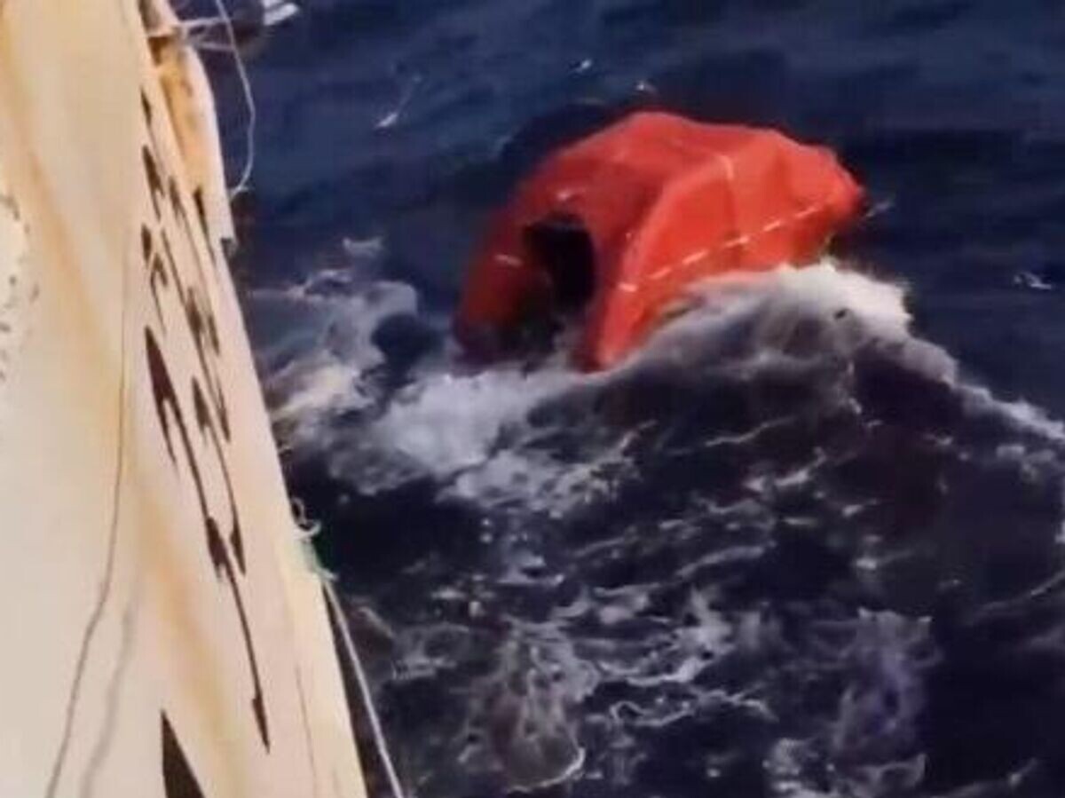    Спасательная операция на месте происшествия, где произошло крушение норвежского рыболовецкого судна Argos Georgia у Фолклендских островов © Кадр видео из соцсетей