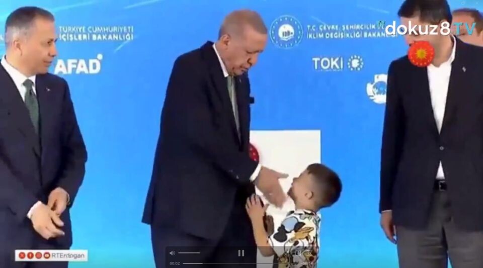    Эрдоган дал пощечину ребенку. Источник: кадр видео, t.me/solcugazete