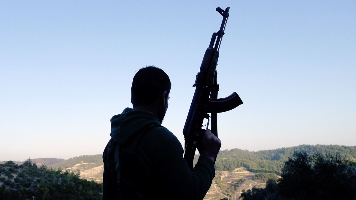 Страх и опасность: задержали вооружённого мужчину в центре Белгорода