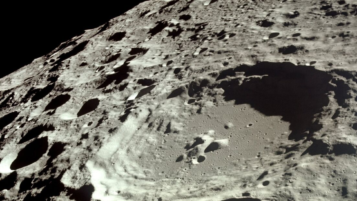 Поверхность Луны. Фото: NASA. Источник: vpk.name