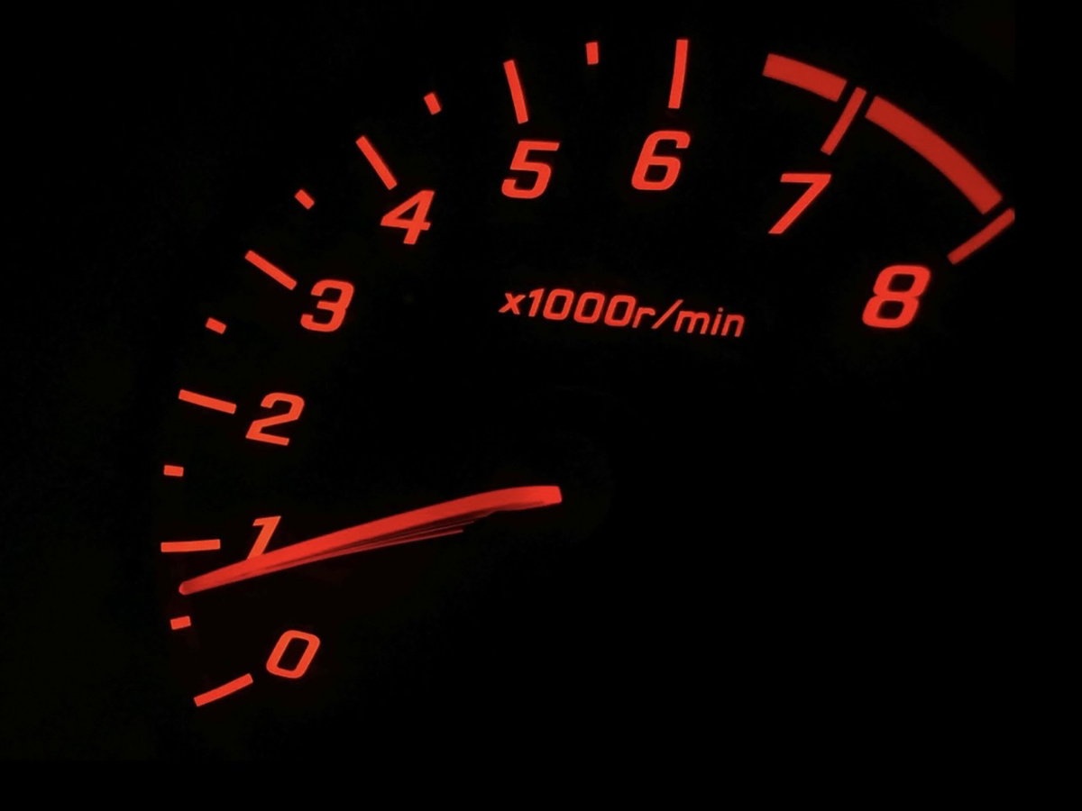 Авторство: Atharv Chandel. Собственная работа. Лицензия: CC-BY-4.0. https://commons.wikimedia.org/wiki/File:Tachometer_of_2009_Honda_Fit.jpg