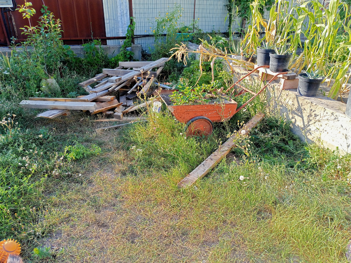 Обратите внимание, одна доска перелетела даже через тачку, в которой у меня клубника 🍓 растет!