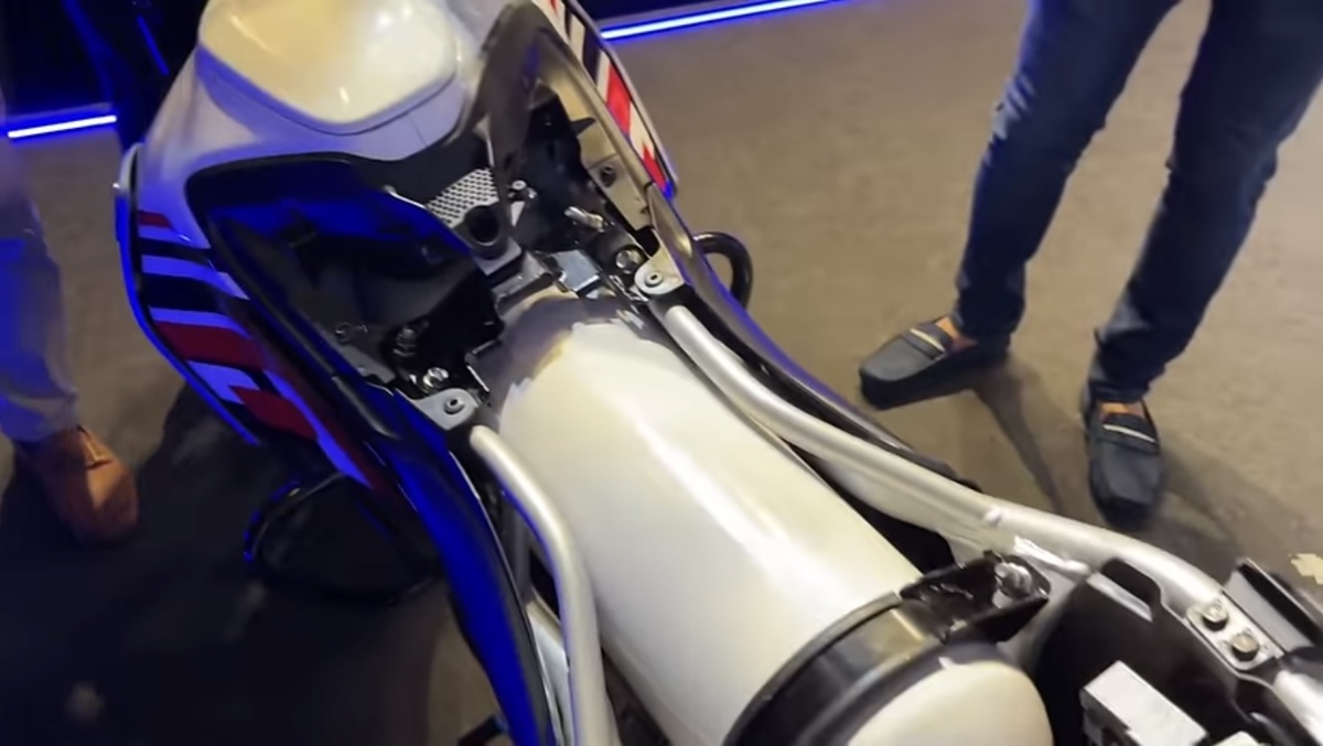 Металлический баллон для КПГ - топливный бак мотоцикла Bajaj Freedom 125 NG04 на КПГ. Фото: ютуб-канал MRD Vlogs https://www.youtube.com/watch?v=meT5d-SKjWE