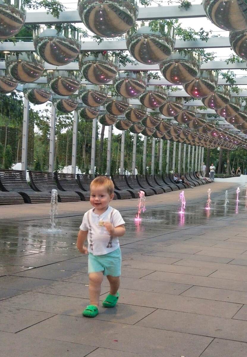 Аллея арт объекта "Три струи"