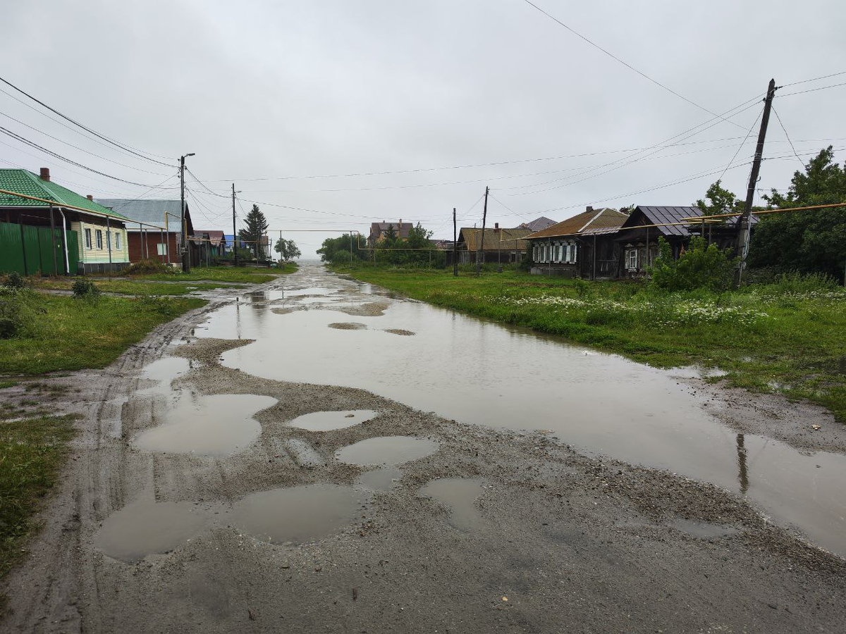 На фото Касли — царство луж!